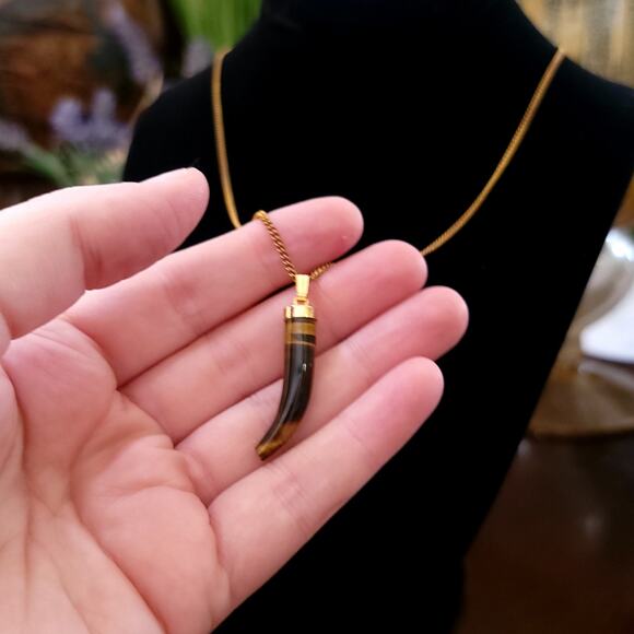 Vintage Tiger’s Eye Horn Pendant Necklace on Gold Tone Chain Boho Retro Jewelry - Picture 7 of 10